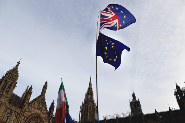 Britské domácnosti sa pred brexitom zásobujú balíčkami prežitia