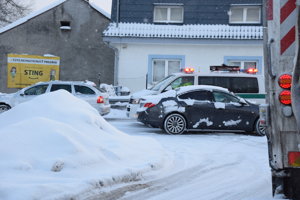 Problémy robia navŕšené kopy snehu popri cestách.