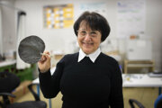 Viera Skákalová je vedúcou výskumu v slovenskej firme Danubia NanoTech, ktorá sa okrem iného venuje aj výrobe grafénu. V ruke drží vzorku oxidu grafénu, ktorú získali oxidáciou grafitu.