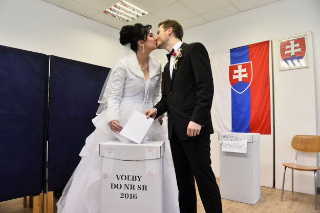 Novomanželia Ondrej Šulc a Petra Schönová prišli odvoliť v Dubnici nad Váhom.