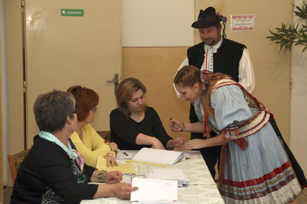 Členovia folklórneho súboru v Martovciach pri preberaní hlasovacích lístkov.