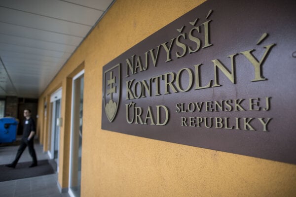 Kontrolóri sa pozreli na projekt DCOM, nepáči sa im neštandardný výber realizátora