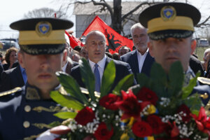 Kosovský premiér Ramuš Haradinaj pokladá kvety na hroby pri príležitosti dvadsiateho výročia bombardovania v dedine Glogjan.