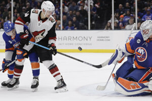 Richard Pánik (druhý zľava) pred brankárom NY Islanders Robinom Lehnerom.