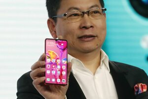 Šéf spoločnosti Huawei Richard Yu s telefónom P30.