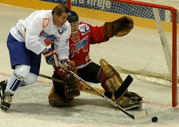 Na snímke z roku 2006 Marián Bezák pred brankárom Jiřím Králikom.