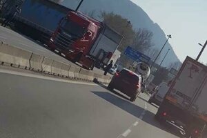 Na Kragujevskej v Žiline sa vzpriečil kamión.
