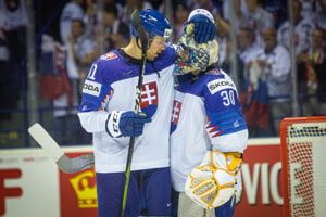 Slovensko na MS v hokeji 2019. Na fotografii Erik Černák a Denis Godla.