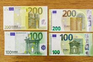 Vpravo nová 100 a 200 eurobankovka a vľavo stará 100 a 200 eurobankovka.