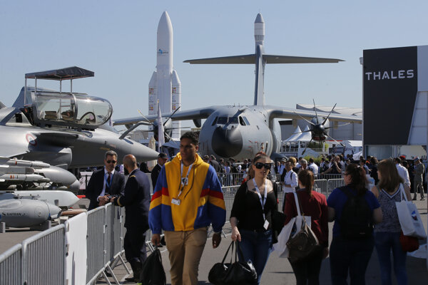 Návštevníci kráčajú na dráhe letiska počas 53. ročníka medzinárodnej leteckej šou Paris Air Show na letisku v Le Bourget pri Paríži.