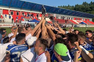 Víťazný tím Bratislava Monarch s trofejou Chucka Bednarika.