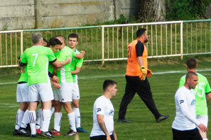 Futbalisti Jelky sa stali suverénnymi víťazmi súťaže. Snímka je z výhry 2:0 na ihrisku druhého Tomášikova. 