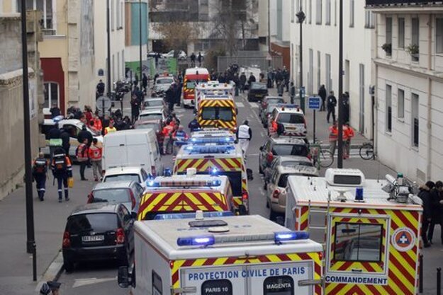 Záchranári na ulici po streľbe na redakciu satirického týždenník Charlie Hebdo v Paríži.