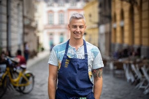 Michal Konrád (35) bol od roku 2010 šéfkuchárom reštaurácie Fou Zoo zameranej na ázijskú kuchyňu v Bratislave. Za jeho vedenia ju prestížny gastronomický sprievodca Gault Millau ocenil ako najlepšiu slovenskú reštauráciu. Predtým pracoval v prestížnych reštauráciách v Londýne. Absolvoval stáže v podnikoch s michelinskými hviezdami, okrem iných aj v reštaurácii Noma. Od marca 2019 spustil s Ivanom Lilovom a Michalom Hužovičom projekt v pouličnej gastronómii pod názvom Bao Brothers.