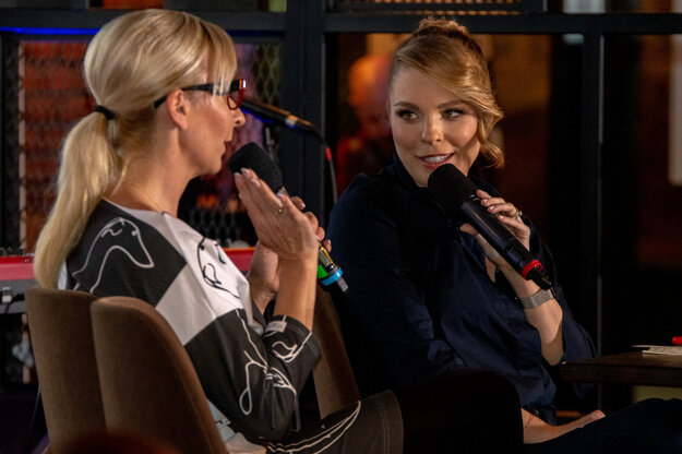 O pozadí úspešných projektov Sit Down Ladies Comedy a Sit Down Stories