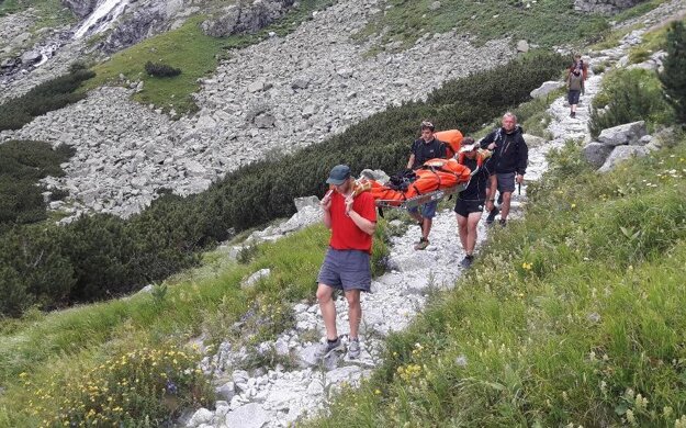 Záchranári českej turistke na mieste poranenú končatinu ošetrili a následne na nosidlách Kong transportovali k terénnemu vozidlu