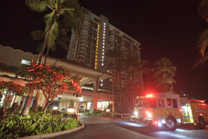 Hasiči pred hotelom Grand Waikikian v Honolulu.