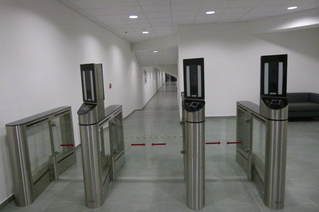 Pred vstupom do VIP priestorov musia prejsť návštevníci bezpečnostným systémom, ktorý skontroluje aj tvár. (zdroj: (STC))