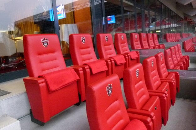 Luxusné koženné sedačky patriaci k Sky boxu. (zdroj: (STC))