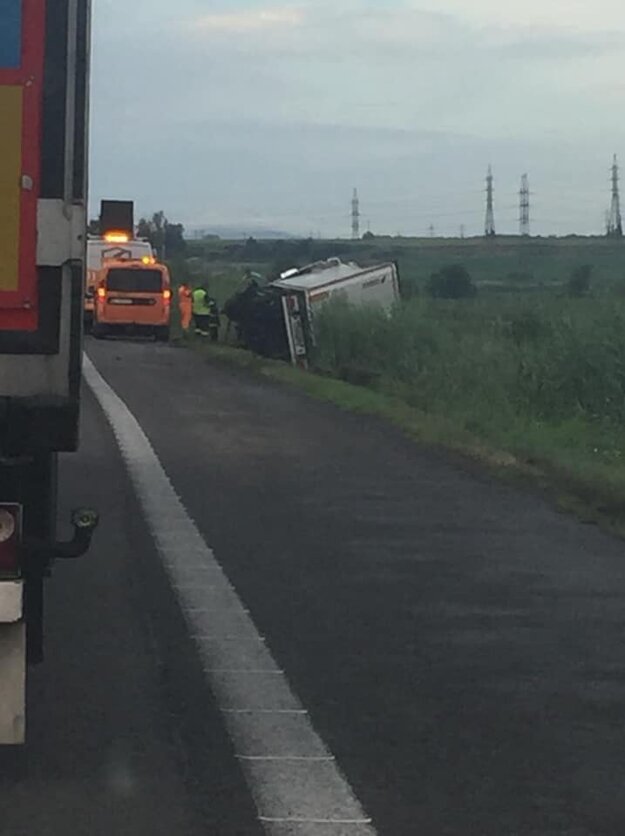 Kamión vyťahovali z priekopy pri diaľnici D2 za Lozornom.
