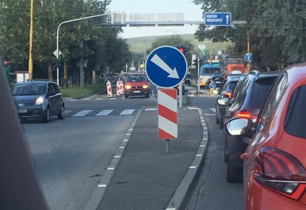 Od rána sa v okolí križovatky a hlavne na Hlinkovej ulici tvorili zápchy.