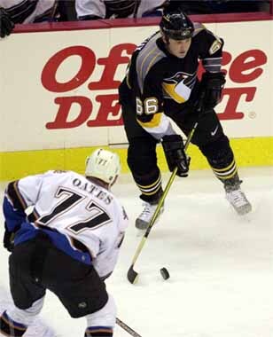 washington - adam oates (77) z washington capitals sleduje maria lemieuxa (66) z pittsburgh penguins 8. januára počas prvej tretiny zápasu zámorskej nhl vo washingtone. tasr