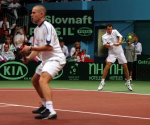 dominik hrbatý odvracia jednu z loptičiek, na snímke je aj michal mertiňák
