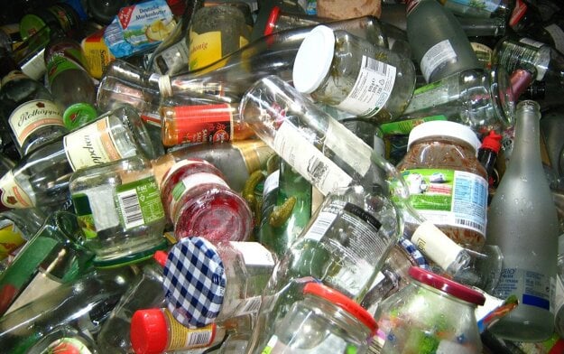 Z piatich zrecyklovaných pohárov sa dá vyrobiť jedna sklenená váza. Z recyklovaného skla sa vyrábajú pivové fľaše, fľaše na minerálky, poháre a iné sklenené produkty.