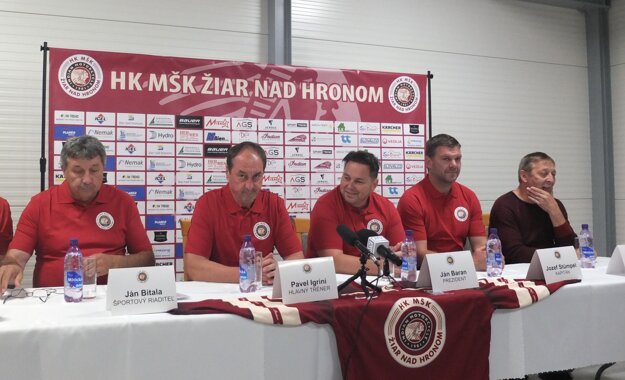 Zľava doprava: Ján Bitala, športový riaditeľ, Pavel Igríni, tréner, Ján Baran, prezident klubu, Jozef Stümpel, kapitán a Ján Žiak, konateľ MŠK Žiar nad Hronom.