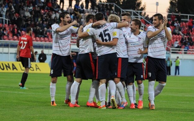 Posledná domáca radosť FC ViOn z troch bodov s Trnavou (2:1). Písal sa 27. september 2014. Góly dali Patrik Sabo a Miloš Nikolič.