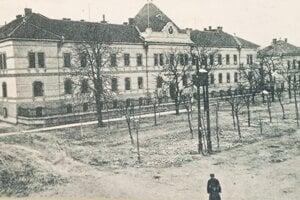 Pohľadnica zachytáva prednú časť pôrodnice na začiatku 20. storočia.