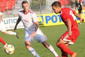 Blízko k víťaznému gólu bol domáci D. Keresteš (vľavo), jeho strela skončila na brvne.