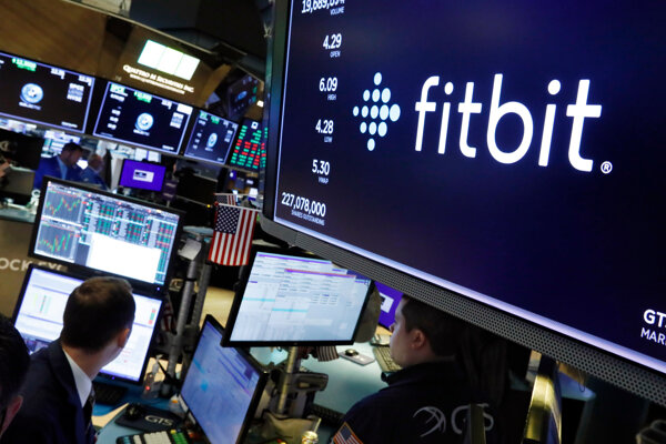 Európska komisia začala vyšetrovať dohodu Google o kúpe Fitbit