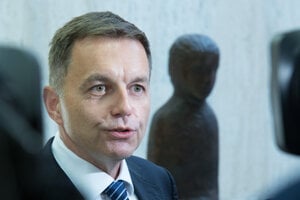 Guvernér Národnej banky Peter Kažimír.
