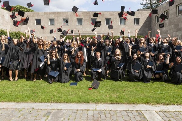 Americké školy pre pandémiu stratia na príjmoch od zahraničných študentov