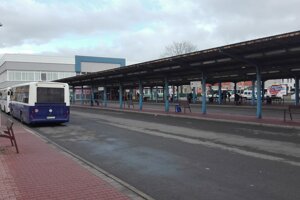 Policajti robili kontrolu na autobusovej stanici. 