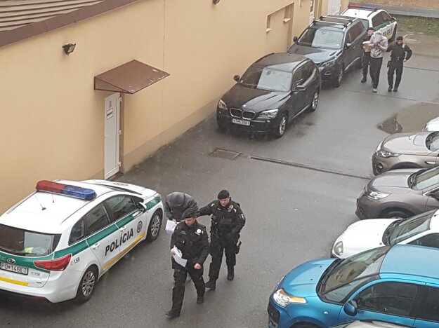 Obvinených privážajú na prešovský súd, kde sa bude rozhodovať o ich väzbe.