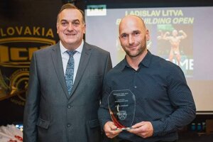 Ladislav Litva (vpravo) s ocenením.