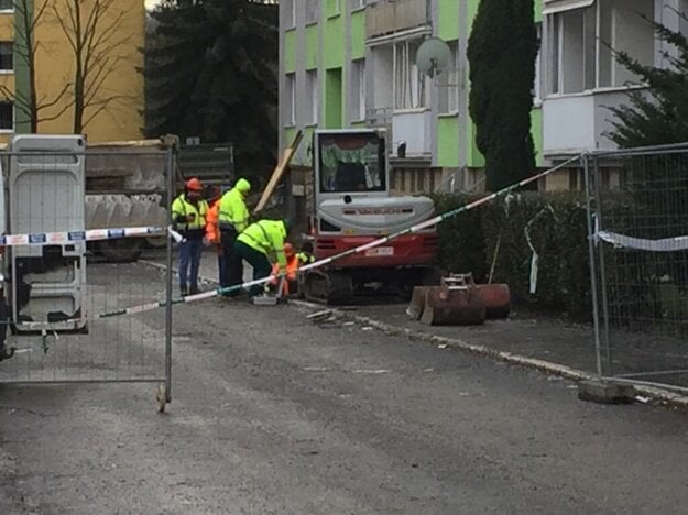 Robotníci, ktorí robia prípravné práce na búranie bytovky, museli pre podozrenie z úniku plynu dočasne odísť od zničenej bytovky.