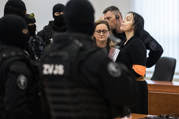 Alena Zsuzsová na súde (vpravo).