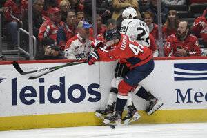 Martin Feherváry (dole) a Trevor Lewis v súboji v zápase NHL.