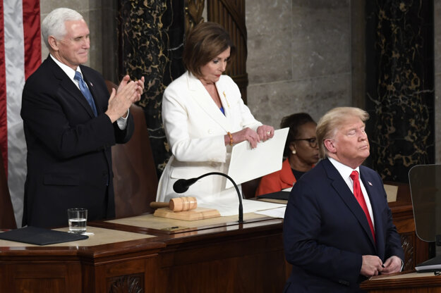 Predsedníčka Snemovne reprezentantov amerického Kongresu Nancy Pelosiová trhá Trumpov prejav.