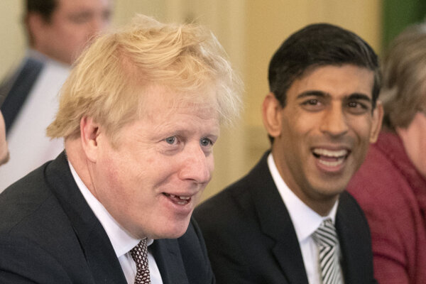 Britský premiér Boris Johnson a nový minister financií
Rishi Sunak. 