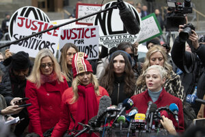 Herečky Rose McGowanová (vpravo) a Rosanna Arquetteová (v strede vľavo) počas konferencie po príchode Harveyho Weinsteina do New Yorku. Záber je zo 6. januára 2020.