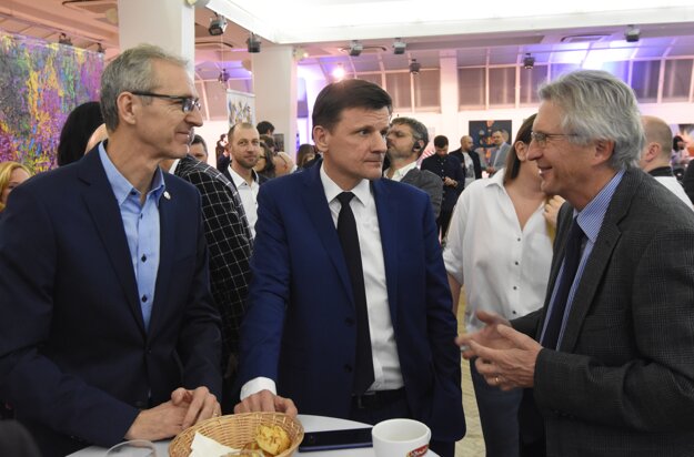 Voľby 2020: Líder KDH Alojz Hlina (v strede), Ivan Šimko (vpravo) a europoslanec Ivan Štefanec (vľavo) vo volebnej centrále strany.