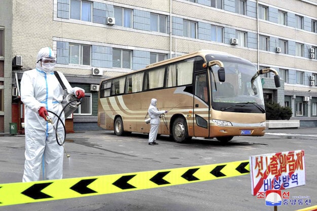 Dezinfekcia autobusu na parkovisku v Sinuiji. Agentúra AP len dodala, že pravosť fotografie nemôže overiť, dodala ju severokórejská vláda.
