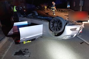 Auto skončilo prevrátené na streche.