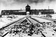 Na snímke z januára 1941 je  vchod do nacistického koncentračného tábora Osvienčim v Poľsku. 