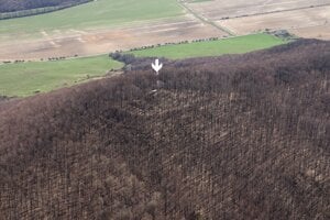 Letecký záber na hrad Ozdín od západu. Šípka označuje vrcholovú plošinu, kde stál kedysi hrad Ozdín.