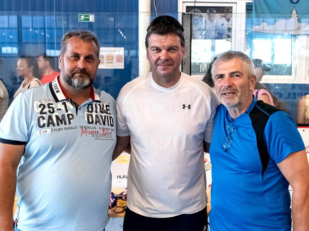 Zľava Juraj Bubák, Jozef Stümpel a Miloš Dovičovič. Bubák a Dovičovič sú hlavní organizátori podujatia, Stümpel šéfom Slovenskej hokejbalovej únie.
